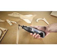 Dremel Lite Multifunktionswerkzeug beim Bearbeiten eines Holzmodells.