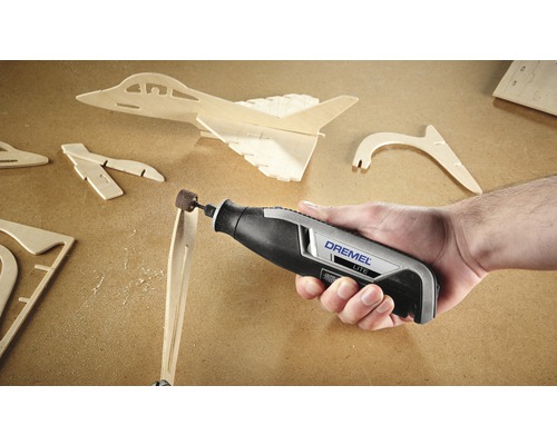 Dremel Lite Multifunktionswerkzeug beim Bearbeiten eines Holzmodells.