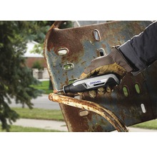 Eine Person benutzt ein Dremel Werkzeug, um Rost von einem Metallstuhl zu entfernen.