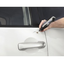 Dremel Multifunktionswerkzeug im Einsatz zur Beseitigung von Kratzern an einem Auto