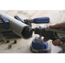 Dremel Multifunktionswerkzeug beim Bearbeiten eines Rohres in einer Werkstatt