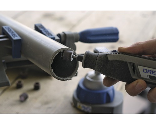 Dremel Multifunktionswerkzeug beim Bearbeiten eines Rohres in einer Werkstatt