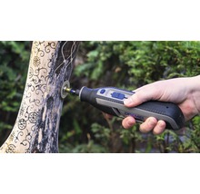 Dremel Multifunktionswerkzeug im Einsatz an einem Holzstück mit Gravuren
