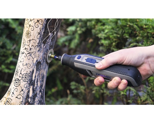 Dremel Multifunktionswerkzeug im Einsatz an einem Holzstück mit Gravuren