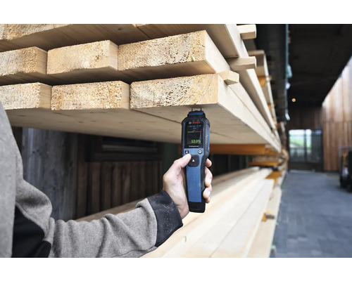 Feuchtigkeitsmessgerät bei der Messung des Feuchtigkeitsgehalts von Holz