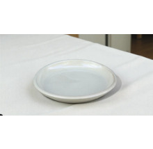 Keramikteller auf Stoff