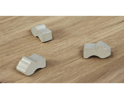 Drei Möbelgleiter auf einem Holzboden