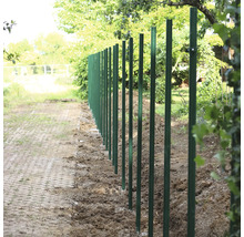 Reihe von Zaunpfosten aus Metall im Garten