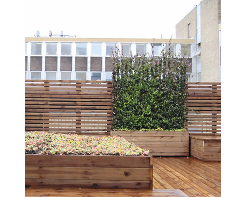 Terrasse mit Holzboden, Holzzaun und bepflanzten Holzkästen