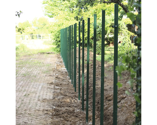 Eine Reihe von Zaunpfosten aus Metall im Garten