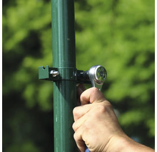 Montage einer Rohrschelle mit einem Schraubenschlüssel an einem Rohr