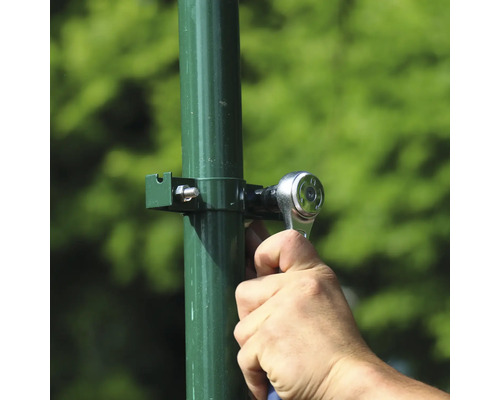 Montage einer Rohrschelle mit einem Schraubenschlüssel an einem Rohr