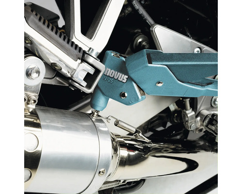 Novus Blindnietzange N 25 im Einsatz an einem Motorrad Auspuff