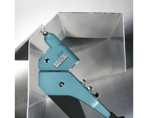 Novus Blindnietzange bei der Arbeit an einem Werkstück aus Metall.