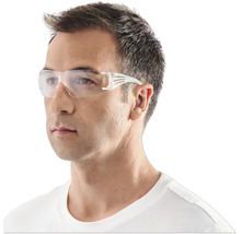Mann mit transparenter Schutzbrille