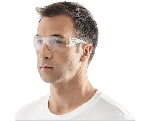 Mann mit transparenter Schutzbrille