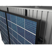 Montierte Solarzellen an einer Metallwand