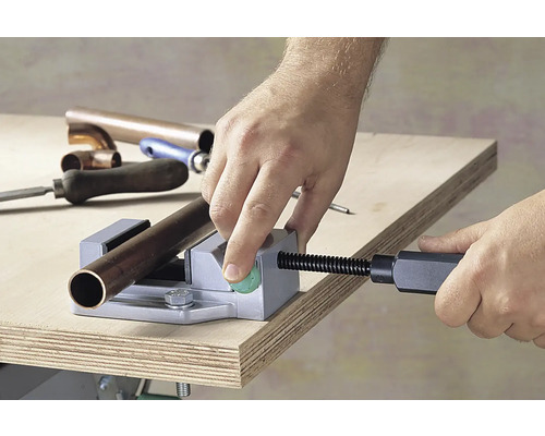 Rohr im Schraubstock auf einer Werkbank