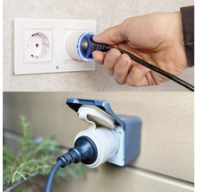 Zwei Steckdosen: Eine mit eingestecktem Stecker in Innenräumen, die andere mit eingestecktem Stecker im Außenbereich.