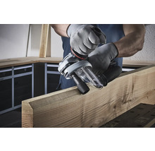 Ein Bediener verwendet eine Nutfräse an einem Holzbrett.