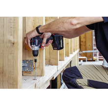 Handwerker schraubt mit einem Metabo Akku-Bohrschrauber eine Schraube in Holz