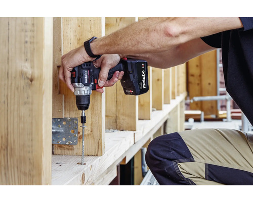 Handwerker schraubt mit einem Metabo Akku-Bohrschrauber eine Schraube in Holz