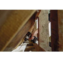 Eine Person schraubt mit einem Metabo Akku-Bohrschrauber eine Schraube in ein Holzbrett.