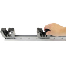 Gerätehalterleiste mit Hand beim Einsetzen eines Halters