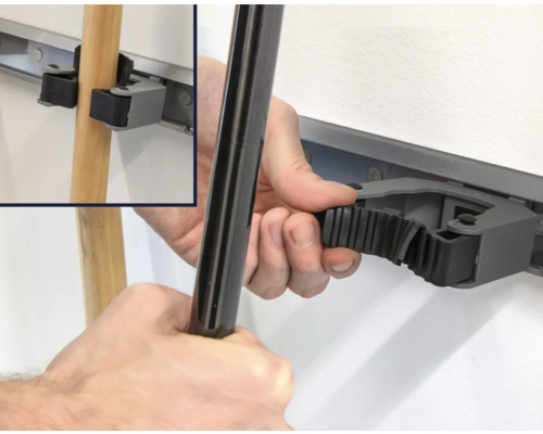 Wandhalterung mit Hand, die einen Stiel befestigt