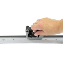 Hand montiert eine Schiebetürführung an einer Schiene
