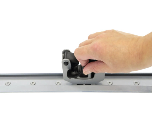 Hand montiert eine Schiebetürführung an einer Schiene