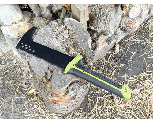 Gartensäge auf einem Baumstumpf