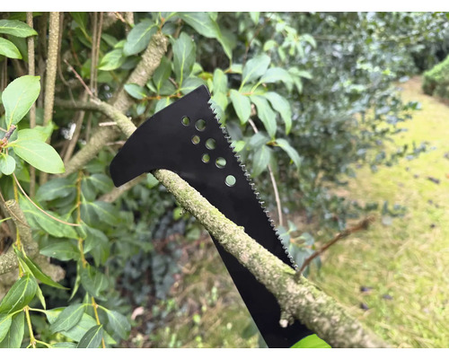 Multifunktionswerkzeug sägt einen Ast im Garten