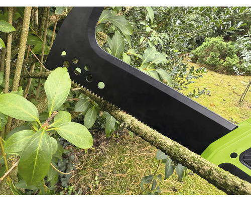 Akkubetriebene Astsäge beim Schneiden eines Astes.