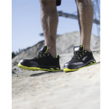 Person trägt schwarze Arbeitsschuhe von Ardon im Außenbereich