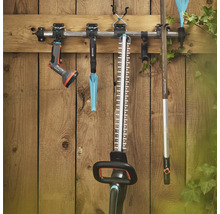 Gartenwerkzeuge an einer Gerätehalterung an einer Holzwand