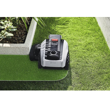 Rasenmähroboter bei der Rasenpflege in einem Garten.