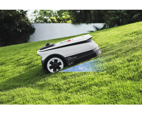 Rasenmähroboter auf einem Rasenhang mit 50 Prozent Steigung