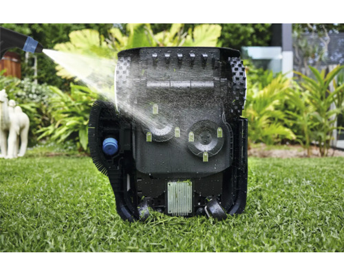 Rasenmähroboter wird mit Wasser gereinigt
