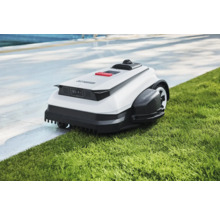 Automatischer Rasenmäher auf Rasen