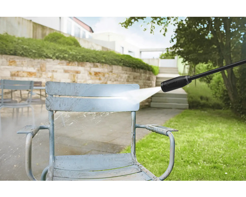 Hochdruckreiniger im Einsatz zur Reinigung eines Gartenstuhls