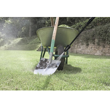 Reinigung einer Schaufel mit einem Hochdruckreiniger neben einer Schubkarre im Garten