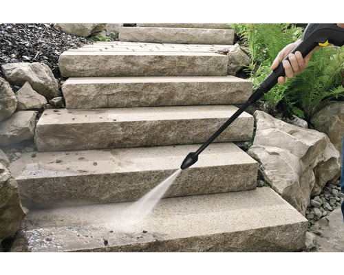 Reinigung einer Steintreppe mit einem Hochdruckreiniger.