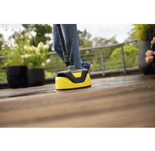 Terrassenreiniger im Einsatz auf einer Holzterrasse