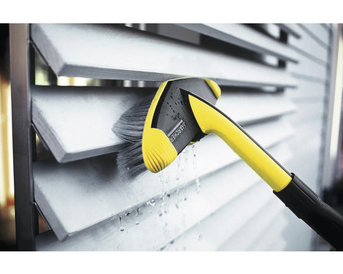 Kärcher Logo. Reinigung von Jalousien mit einer Bürste und Wasser.