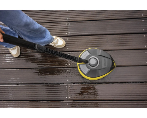 Anwendung des Kärcher Flächenreinigers auf einer Holzterrasse zur Reinigung