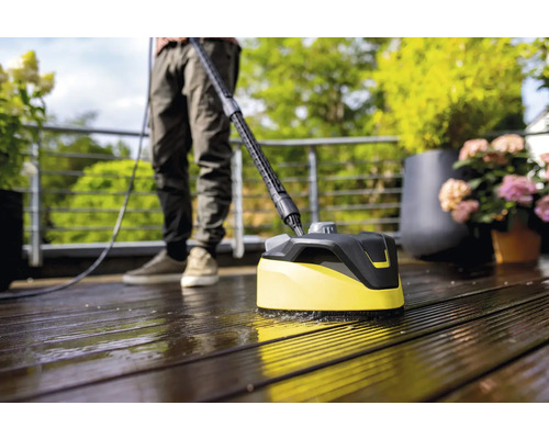 Terrassenreiniger im Einsatz auf einer Holzterrasse