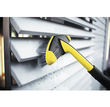 Reinigung einer Jalousie mit einer Bürste