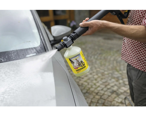 Eine Person verwendet einen Kärcher Universalreiniger mit Hochdruckreiniger, um ein Auto zu waschen.