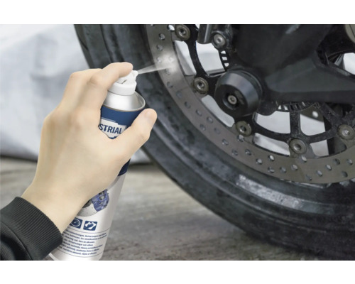 Motorradreinigung mit Sprühdose für die Felgenreinigung